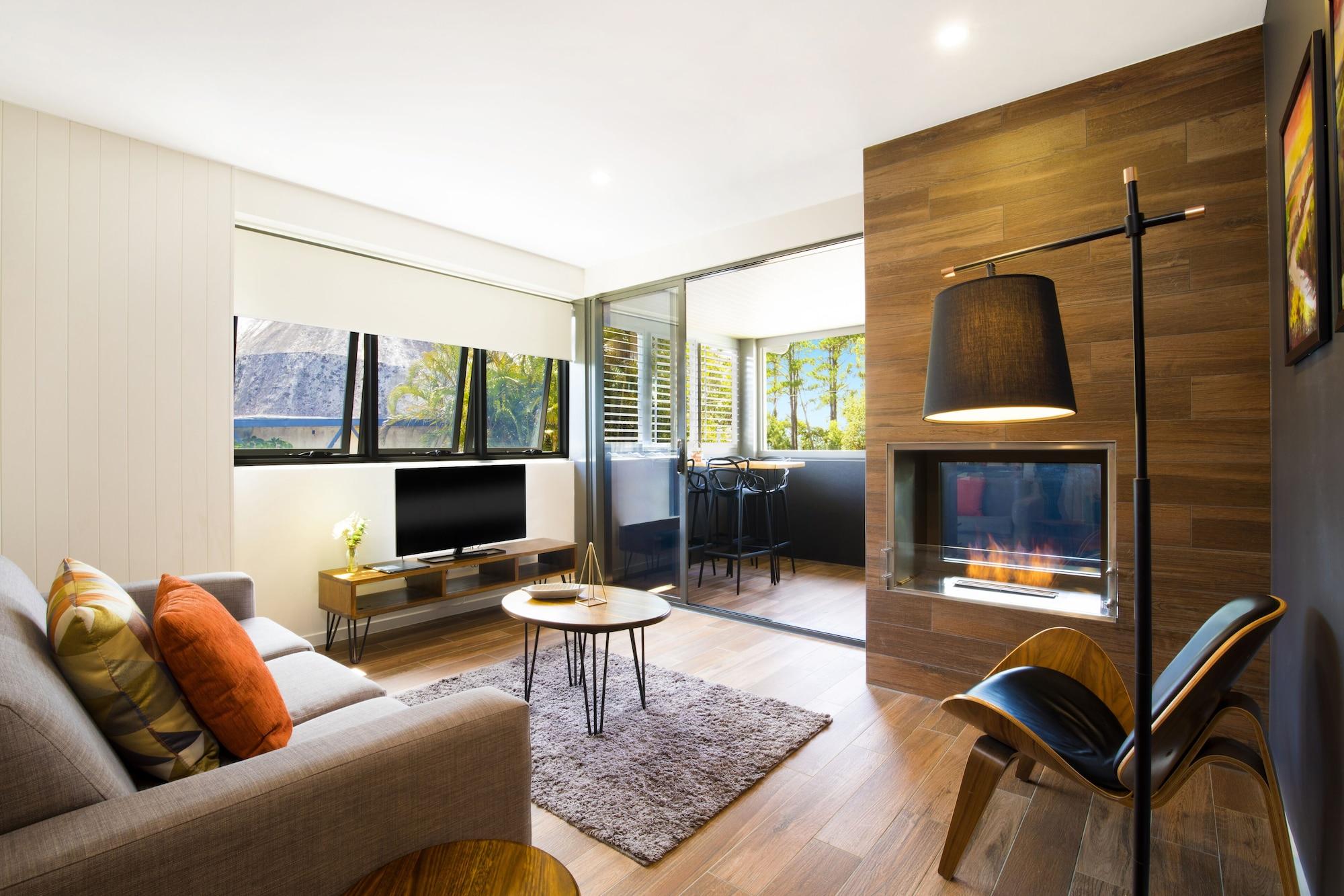 Altitude On Montville Exterior foto A living room with a fireplace
