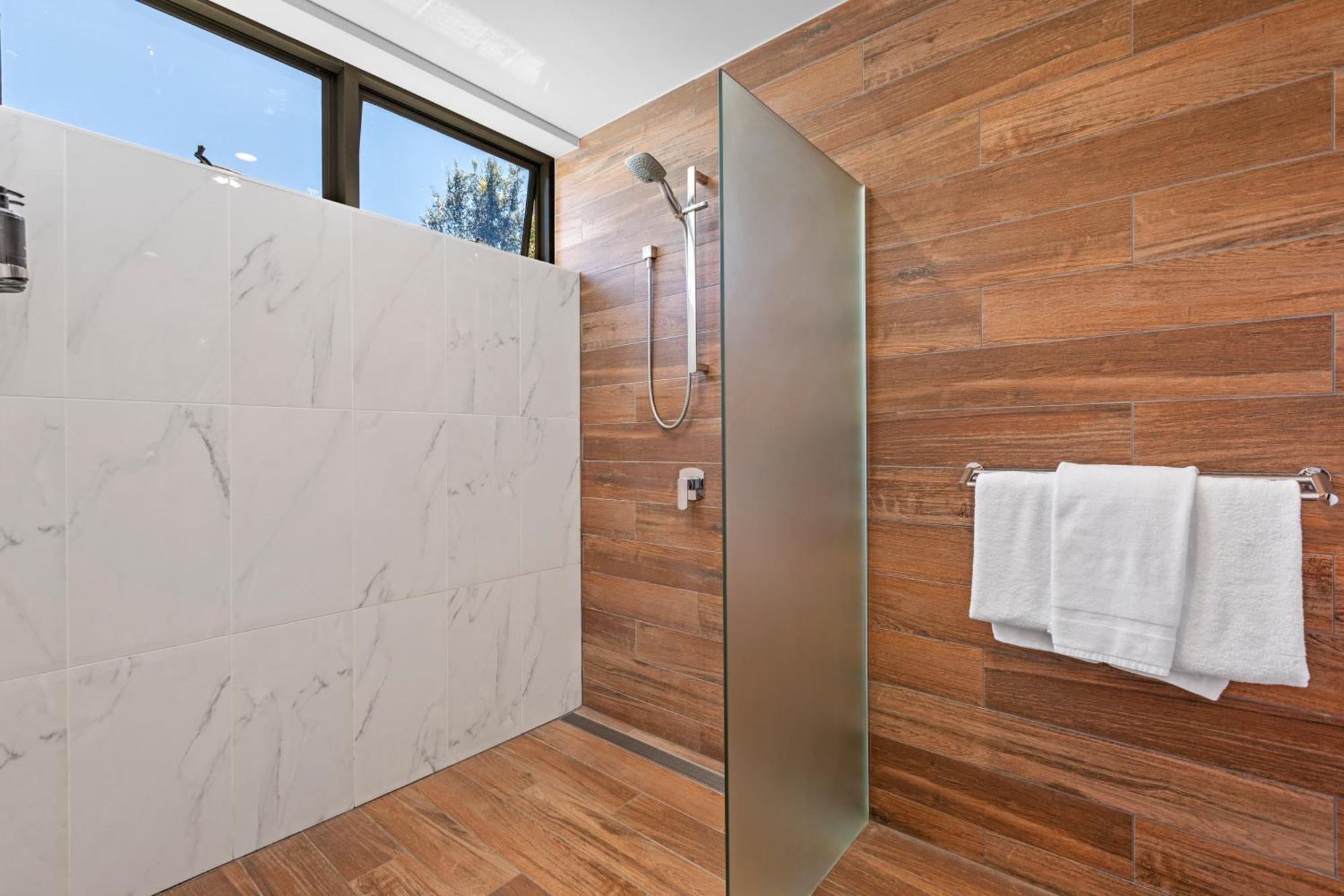 Altitude On Montville Quarto foto A shower with a fixed shower head and handheld shower head