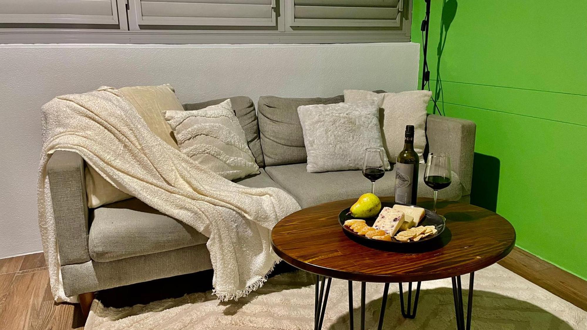 Altitude On Montville Quarto foto A throw on a sofa