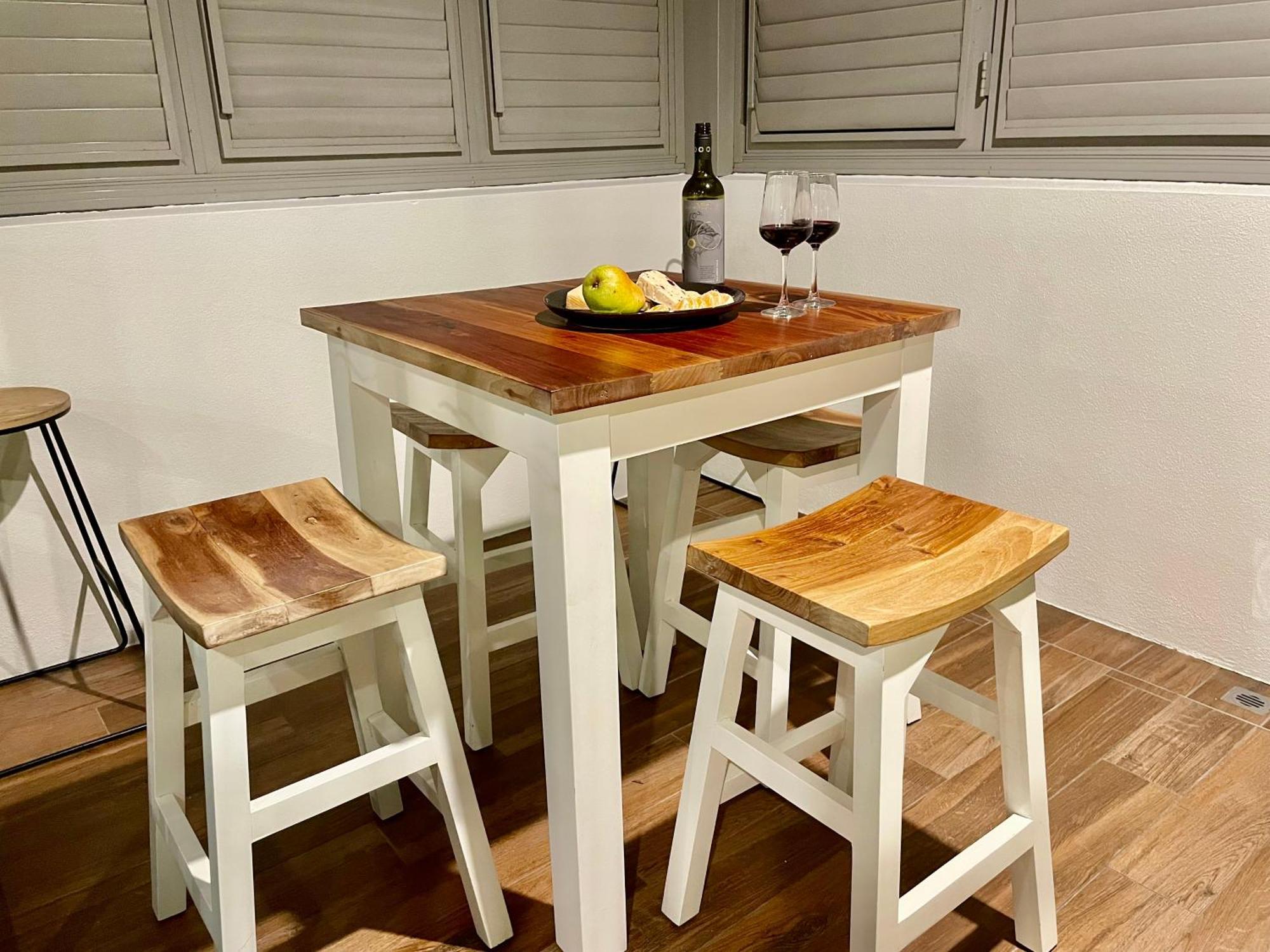 Altitude On Montville Quarto foto A bar table with bar stools