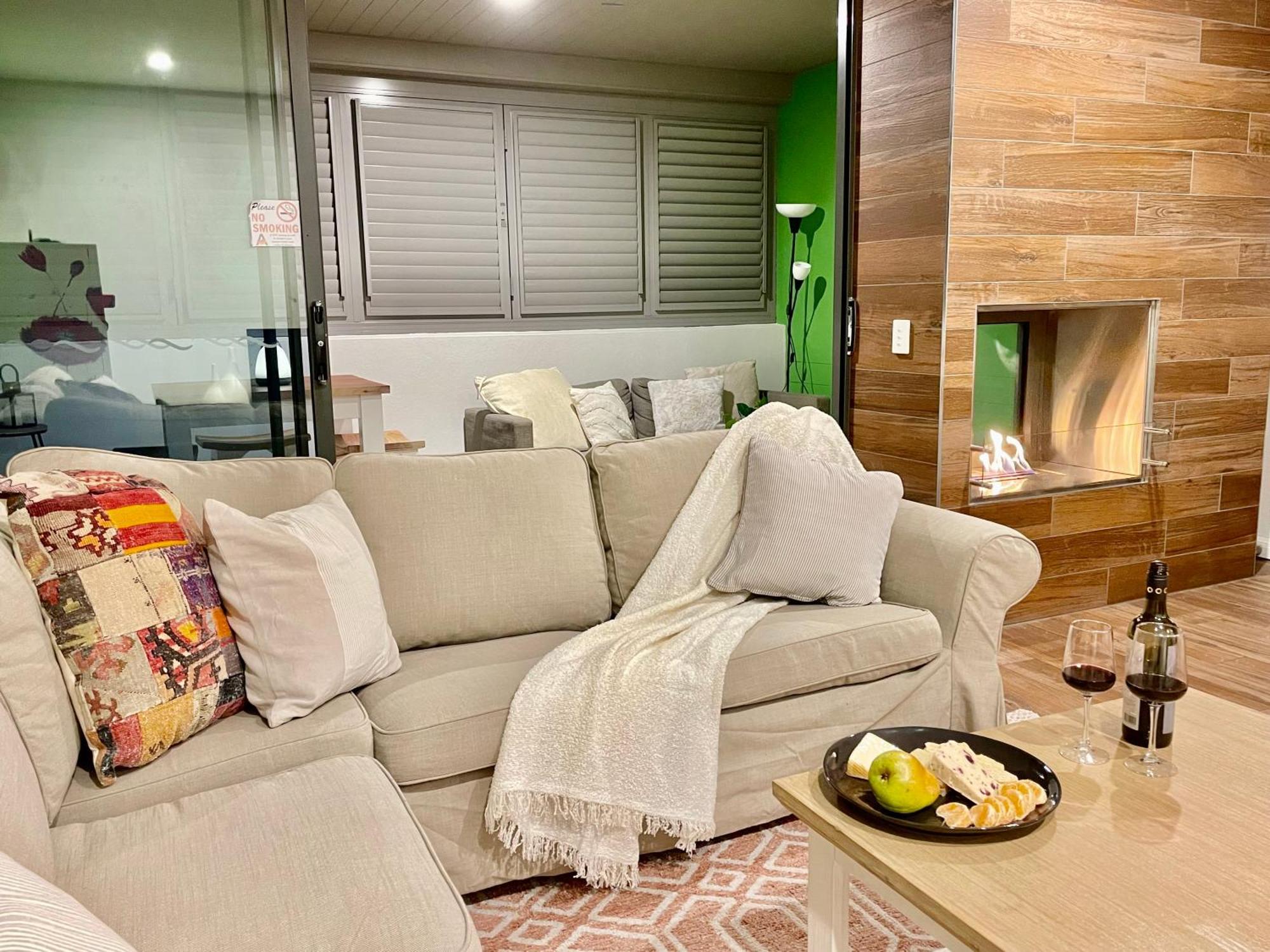 Altitude On Montville Quarto foto A living room with a fireplace