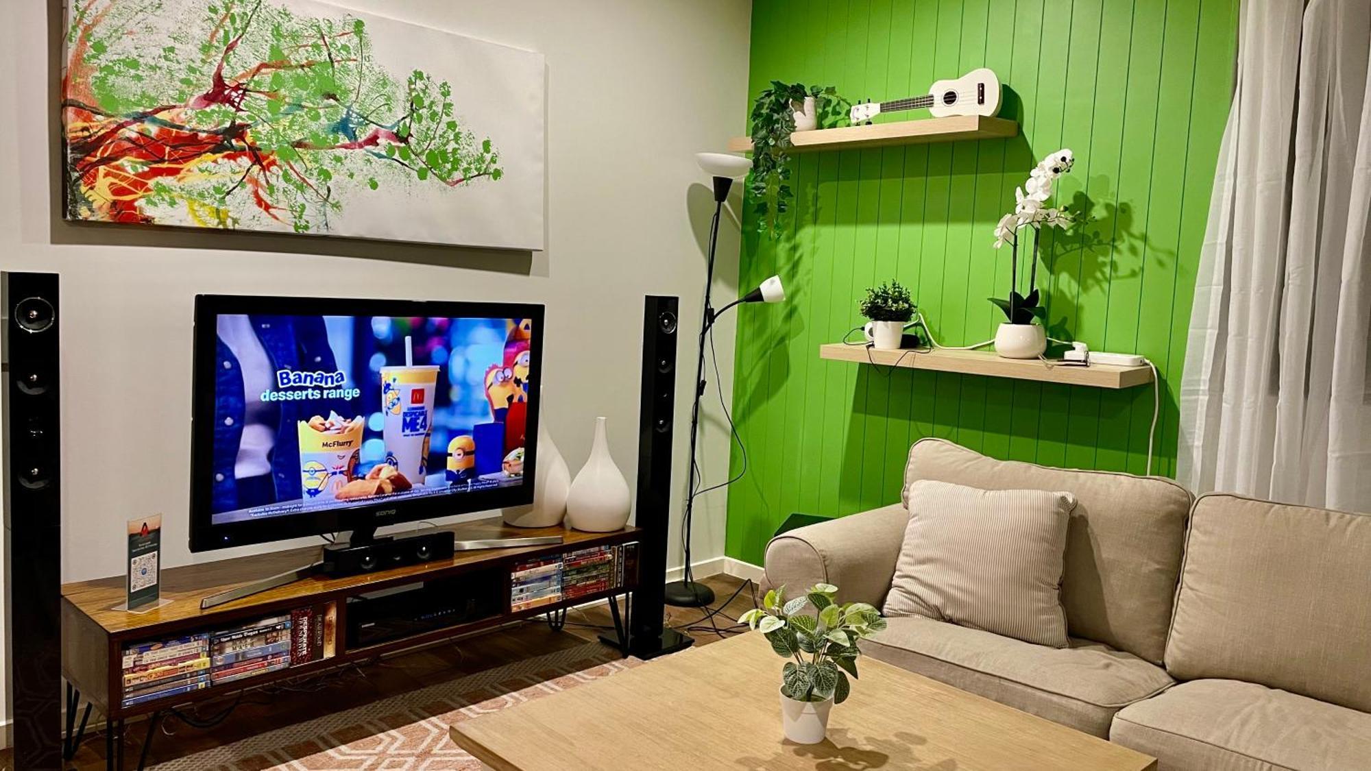 Altitude On Montville Quarto foto A living room with a television