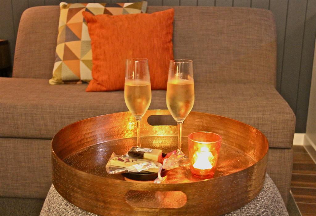 Altitude On Montville Exterior foto A wooden tray